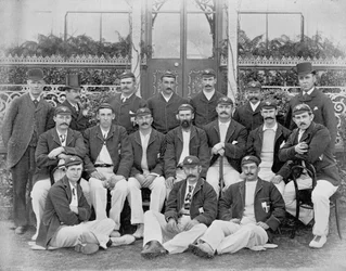 オーストラリア人、1893年の8番目のチーム、有名なクリケット選手とクリケット競技場から、ハドソンとカーンズによって発行、1895